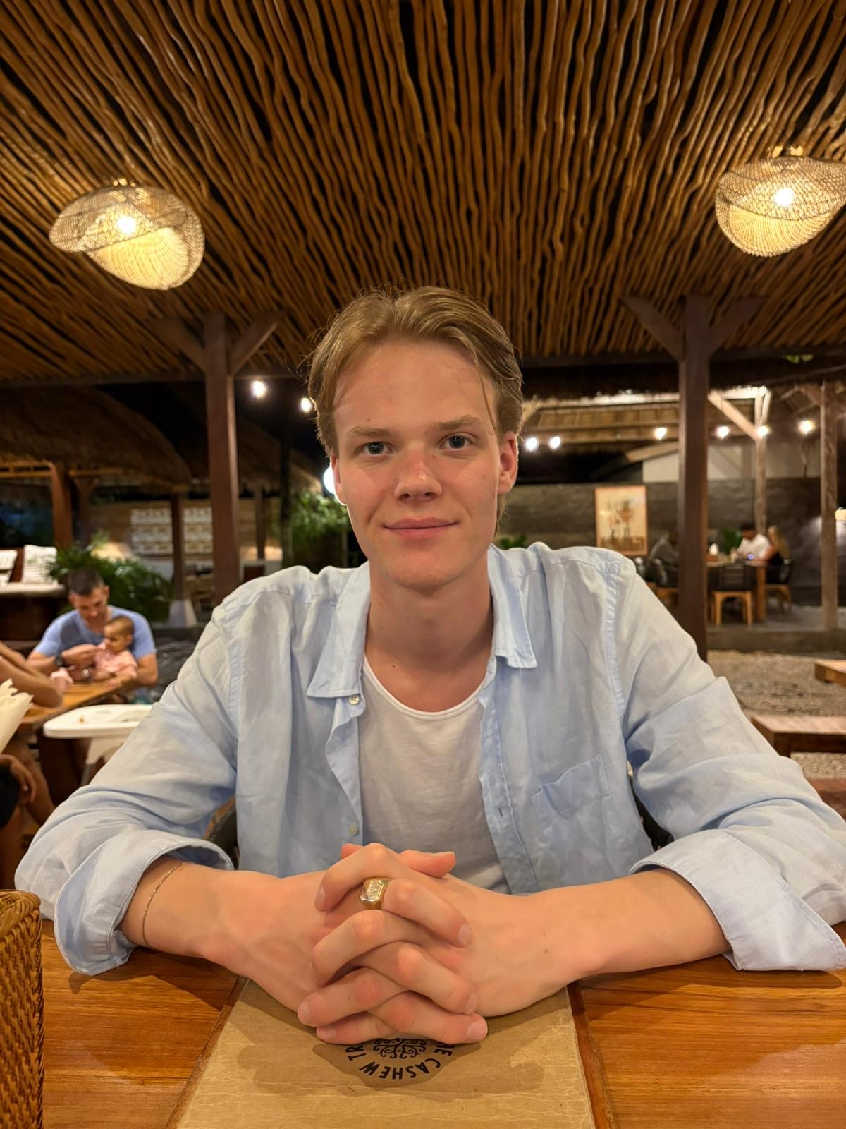 Co-founder Sven Vos smiling while sitting at the dinner table